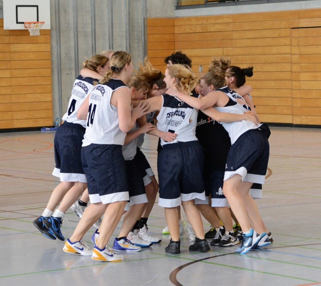 Nach 17 von 18 Spielen ist die Meisterschaft für die Damen1 in der Bezirksoberliga 2012/13 - und damit ein weiterer Siegestanz - gesichtert.