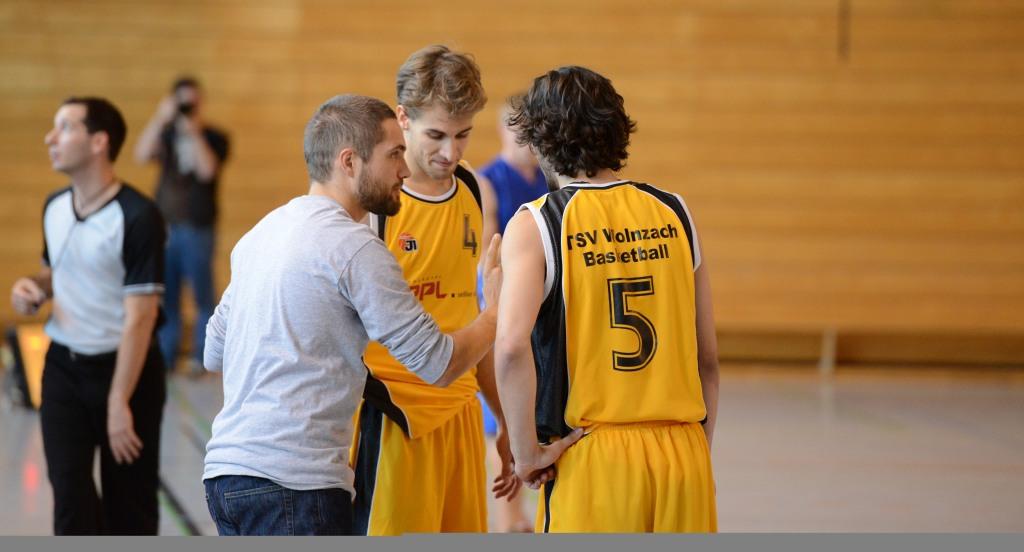 Das Duell der Aufbauspieler sollte im Spiel gegen Nördlingen spannend werden. Hier der Coach mit Stefan und Tobias Fuchs.