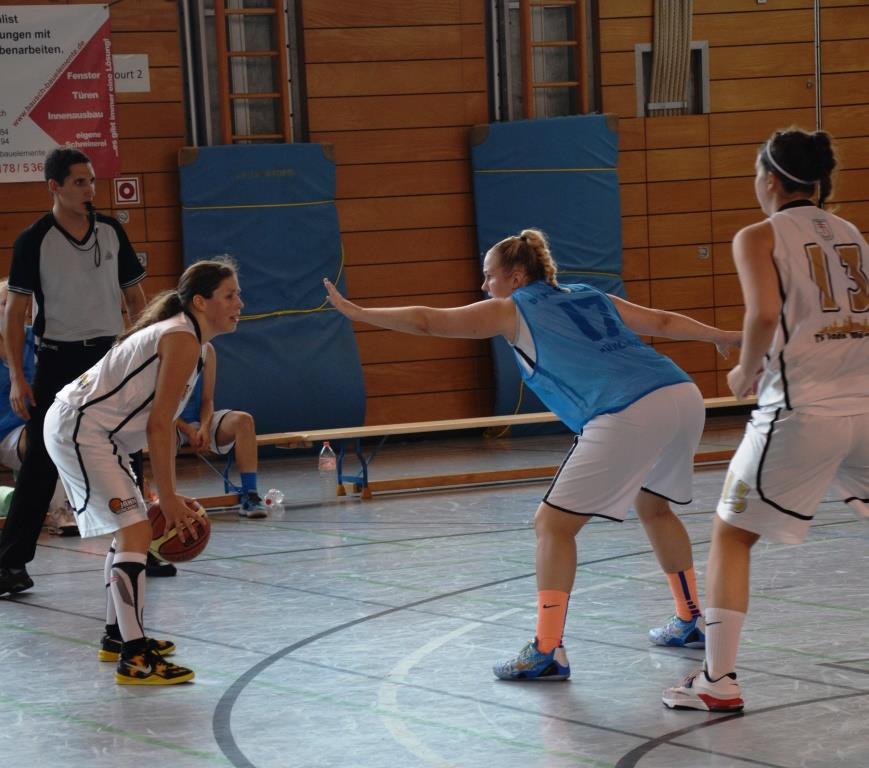 Jahn Münchens Julia Pfettner (am Ball, Regionalliga) sorgte im Finale mit elf Punkten für einen Sieg gegen die OSB Engineering Baskets des BC Hellenen (2. DBBL).