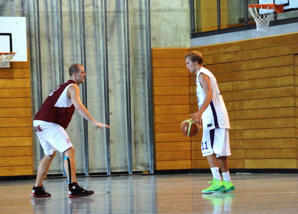 Zwei der besten Spieler des Turniers im direkten Duell: Im Finale zog Schwabings Christian Hustert (am Ball) gegen Johannes Wießnet von den Regensburg Baskets den Kürzeren.