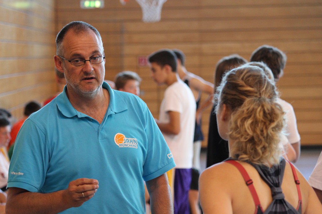 A-Trainer Armin Sperber instruierte 2012 im Rahmen der BASS sowohl die Wolnzacher Jugenspieler als auch die Wolnzacher Trainer.