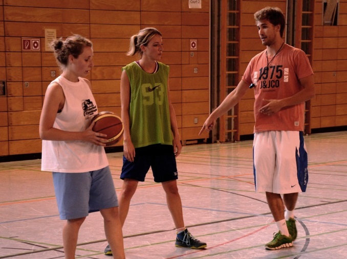 Tobias Fuchs mit Mette Nußbaum und Natalie Wiesenberger, Damen1-Basketballerinnen der ersten Stunde.