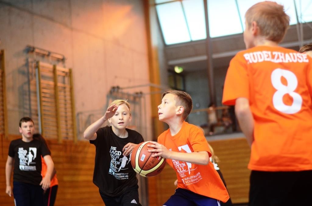 Mini-Basketball im großen Rahmen - spannende Partien sind bei der Jagd nach dem Roten Ball (hier: Wolnzach (braun) gegen Rudelzhausen (orange)) immer dabei.